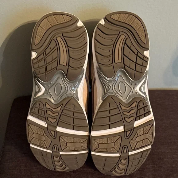 Vionic women’s Beige Velcro Sneakers - Picture 6 of 7